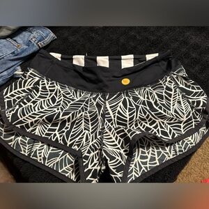 Lulu hottie shorts. Size 4. Excellent condition.